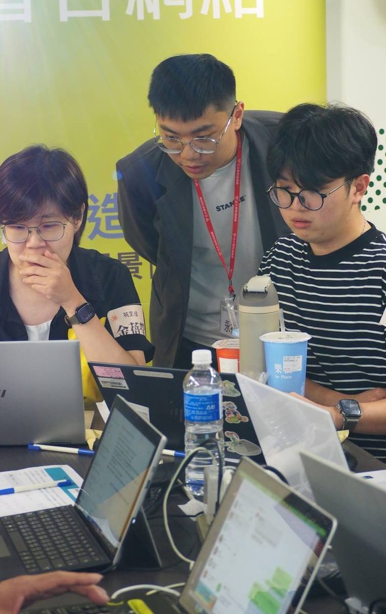 顧問與企業團隊一起看螢幕討論