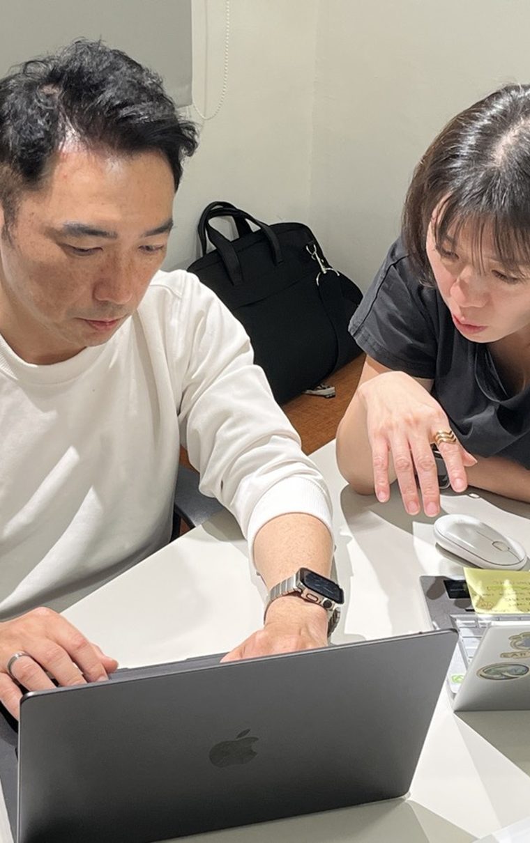 顧問與學員一起看著筆電操作